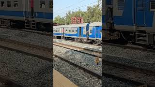 06393 Yesvantpur  Hosur MEMU  Arriving Heelalige [upl. by Rein]