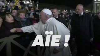 Le pape François perd son calme face au geste brusque dune fidèle [upl. by Selway]