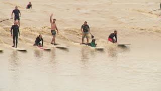 Gironde  le mascaret sur la Dordogne fait le bonheur des amateurs de glisse [upl. by Anoiek]