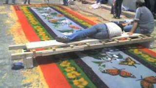 Semana Santa En Antigua Guatemala 2009 Alfombras De Aserrin Para Proseciones [upl. by Rimaj]