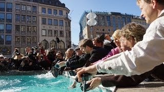 Aschermittwoch 2012 Geldbeutel waschen im Fischbrunnen München [upl. by Ebby]