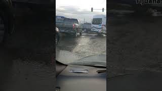 Así el tráfico en Tijuana súmale el drenaje corriendo por las calles [upl. by Llednohs]