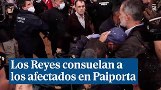 Los Reyes abrazan y consuelan a los afectados por la DANA en Paiporta [upl. by Augustine]