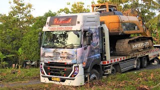 BIG Digger CAT 336D Excavator Transport Self Loader Truck Mobilisasi Alat Berat Quester CGE370 [upl. by Alarise]