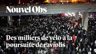 En Chine un appel à aller chercher des raviolis à vélo devient un phénomène incontrôlable [upl. by Federico89]