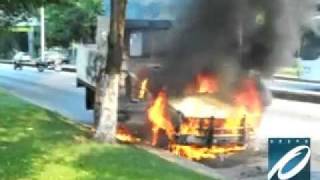 Camioneta arde en llamas en la Av Ruíz Cortines  Grupo Presente Multimedios [upl. by Fiel]