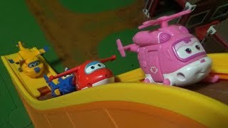 Super Wings Go to the escalator and come down and play toys 슈퍼윙스 에스컬레이터 오르내리기 장난감 놀이 [upl. by Lewanna733]