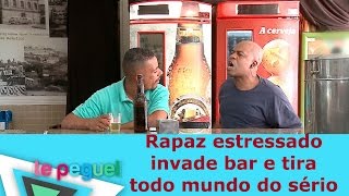 Rapaz estressado invade bar e tira todo mundo do sério [upl. by Elijah]