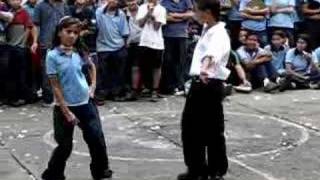 niños bailan reggaetón en colegio colombiano [upl. by Asteria]