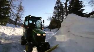 John Deere 1026R Kompakttraktor im Winterdienst Produktvideo  LandtechnikTV [upl. by Theresina]