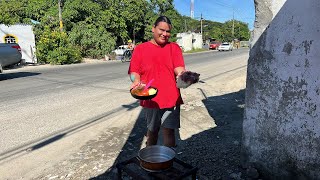 Cocinando bisteces entomatados con su arroz aparte aquí a orilla de carretera Trazzzz [upl. by Ynatil]