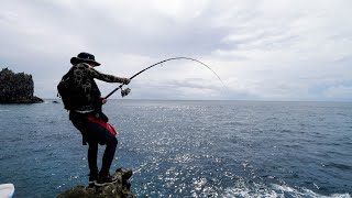 日本最後の秘境で岩礁から餌を流すと…伝説上の魚が掛かってしまい大パニック【トカラ編 1】 [upl. by Sihun]