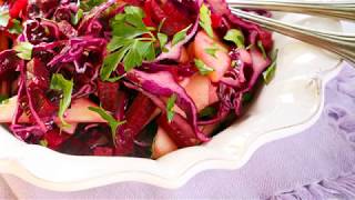 Recette  Salade de betteraves rouges aux pommes et yaourt [upl. by Lledroc]