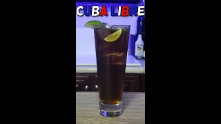 🟦🟥¿Cómo Preparar LA CUBA LIBRE 🇨🇺  CÓCTEL CLÁSICO Con Solo 3 Ingredientes Drinkiando Short [upl. by Eleonora965]