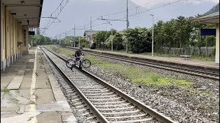 VOGOGNA OSSOLA  ATTRAVERSA I BINARI e SE NE INFISCHIA dellavviso di un TRENO IN TRANSITO [upl. by Crist]