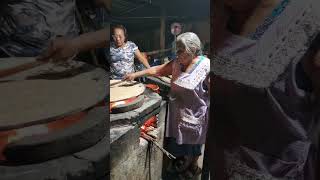 Cocineras Mixtecas oreparando los ingredientes del Mole dulce oaxaqueño mole moledulce Oaxaca [upl. by Kordula]