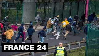 Calais  Ces migrants prêts à tout pour traverser la Manche [upl. by Belen]