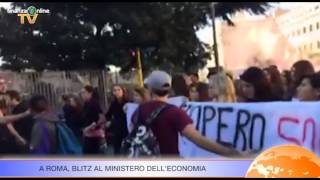 Sciopero protesta nelle strade uova e bombe carta contro il ministero del Tesoro VIDEONEWS [upl. by Anayit]