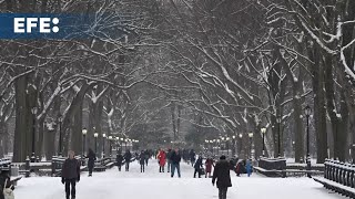 Neve e temperaturas congelantes persistem em grande parte dos EUA com voos cancelados [upl. by Lucio382]