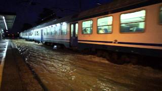 Acqua alta alla Stazione di Montale Agliana treno in partenza [upl. by Dhiman28]