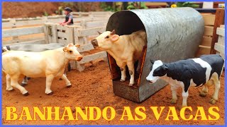 Fazenda de brinquedo BANHANDO AS VACAS DO CURRAL [upl. by Aiyot]