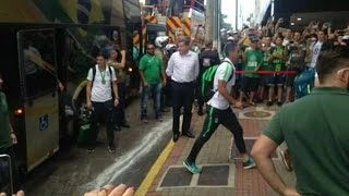 Así reciben al Atlético Nacional los aficionados de Chapecoense en el hotel de concentracion [upl. by Peppi]