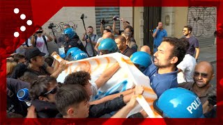 Meloni a Torino incidenti tra studenti e polizia manifestanti respinti [upl. by Maure]