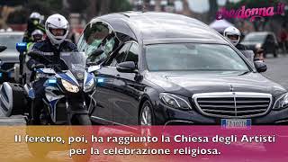 Funerali Gigi Proietti omaggio di Roma Insinna e Brignano piangono [upl. by Hauhsoj885]